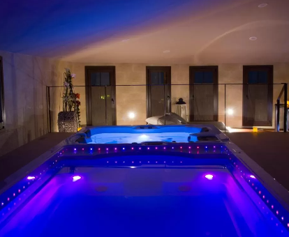 Foto del spa con piscina cubierta y jacuzzi del hotel Cal Barber
