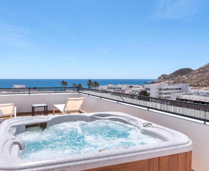 Foto del jacuzzi privado de la Habitación Deluxe con balcón y vistas al mar del hotel Cala Chica Cabo de Gata
