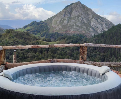 Foto de la terraza con jacuzzi y vistas paradisíacas a las montañas