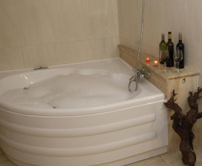 Foto de la bañera de hidromasaje de la Casa Rural Magnanimvs 