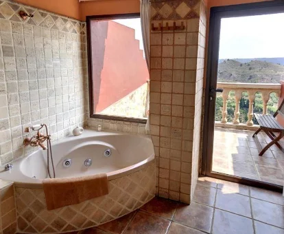 Foto de la bañera de hidromasaje y el balcón de la Habitación Doble Superior que se encuentra en la Casa Rural Mirador del Salto 
