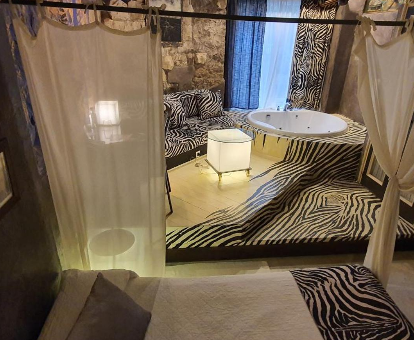 Foto de la habitación conbalera de hidromasaje cerca de la cama que se encuentra en la Casona Camino Real De Selores