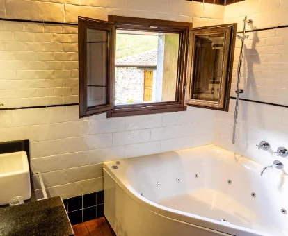 Foto de la bañera de hidromasaje de una de las habitaciones de la Casona de El Castañíu