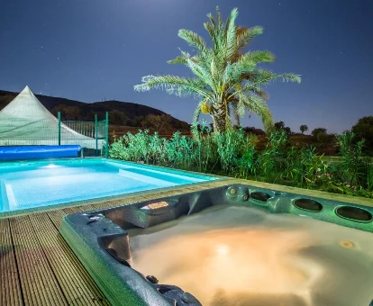 Foto de la piscina y el jacuzzi exterior de la Casona Granado  