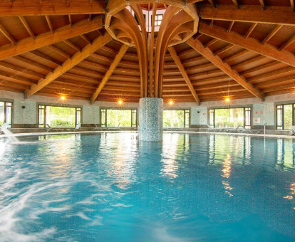 Foto de la piscina cubierta que se encuentra en el spa del hotel Castilla Termal Balneario Solares
