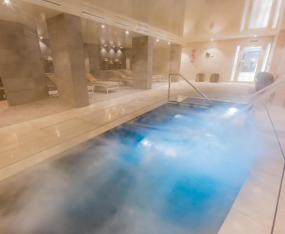 Foto de la piscina cubierta con chorros de agua que se encuentra en el spa del hotel Catalonia Granada
