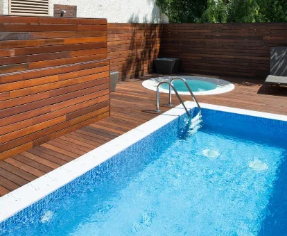 Foto de la piscina de exterior y el jacuzzi redondo del hotel Catalonia Mikado de Barcelona