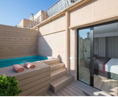 Foto de la terraza con piscina de hidromasaje privada que se encuentra en la Suite del hotel Catalonia Plaza Catalunya