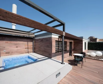 Foto del jacuzzi privado que se encuentra en la terraza de la Suite del hotel de lujo Catalonia Port