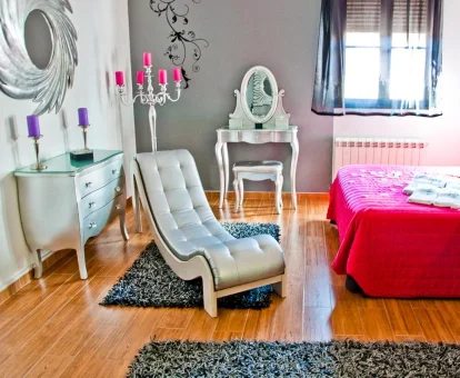 Foto de una de las habitaciones acabada en tonos plateados, con gris y rojo del hotel Chinchonspa