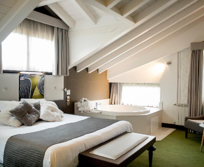 Foto de la habitación con jacuzzi privado al lado de la cama del hotel Costa Esmeralda Suites
