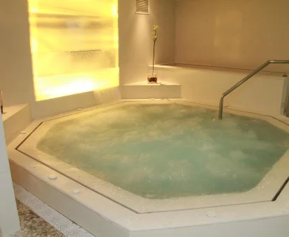 Foto del jacuzzi que se encuetra en el Del Mar Hotel & Spa 
