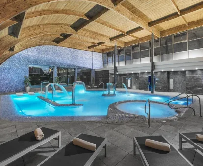 Foto del spa con jacuzzi, cascadas y chorros de agua del Elba Costa Ballena Beach & Thalasso Resort 
