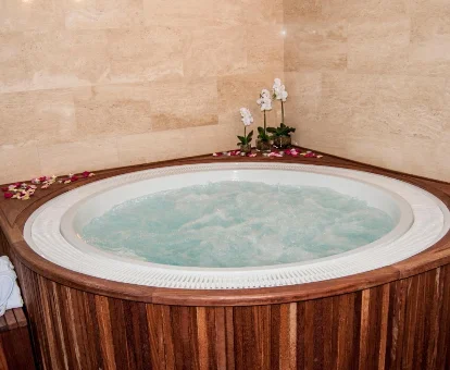 Foto del jacuzzi con chorros de agua del Escuderos Hotel Cruz 
