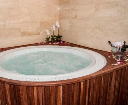 Foto del jacuzzi con champán y flores del Escuderos Hotel Cruz 
