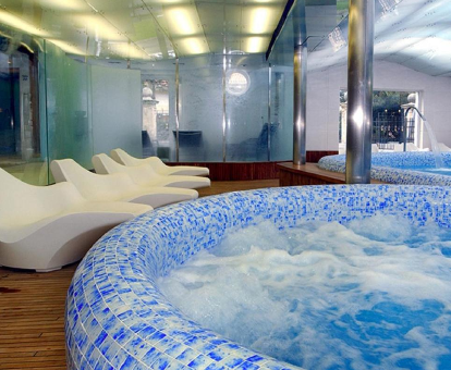 Foto del centro de bienestar con piscina de interior y tumbonas del Eurostars Hotel Real
