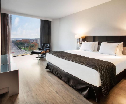 Foto de la cama extragrande que se encuentra en la habitación de la Suite Junior del hotel Eurostars Palace
