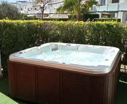 Foto del jacuzzi en el jardín del Exquisite 3 Bed Apartment 
