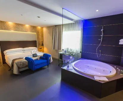 Foto de la suite con jacuzzi privado en la habitación que se encuentra en el Felix Hotel