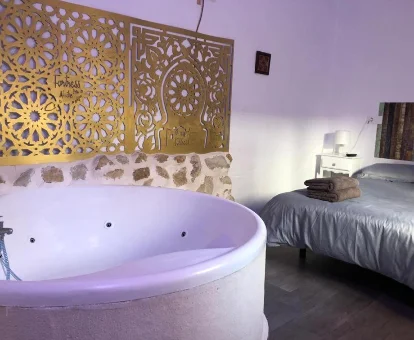 Foto de la bañera de hidromasaje en la habitación del hotel Fortress Jacuzzi Suites 
