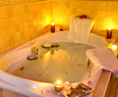 Foto de la bañera de hidromasaje con velas aromáticas del hotel Garden Playanatural - Adults Only
