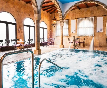 Foto del spa con chorros de agua en la piscina cubierta que se encuentra en el Gran Hotel & Spa 
