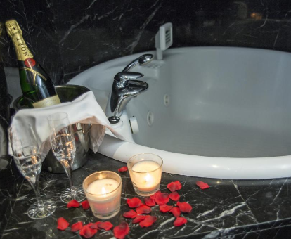 Foto de la bañera de hidromasaje con champán y pétalos de rosa del Gran Hotel Albacete
