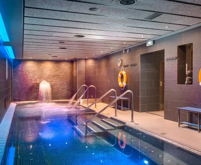 Foto de la piscina cubierta del spa que se encuentra en el Gran Hotel Las Fuentes de Fantasía Hoteles 
