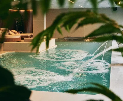 Foto del spa con chorros de agua y tumbonas que se encuentra en el Gran Hotel Sol y Mar - Adults Only 
