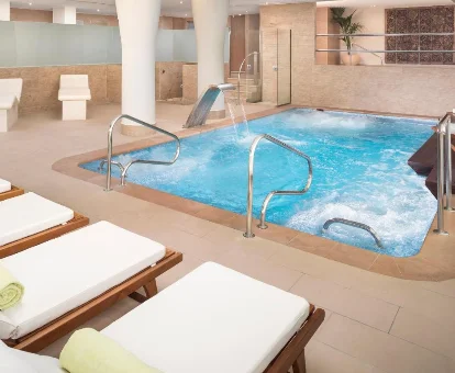 Foto de la piscina de hidromasaje con tumbonas del spa que se encuentra en el Gran Meliá Sancti Petri 
