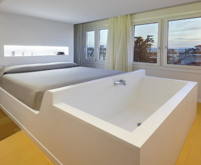 Foto de la habitación con bañera en la habitación en la Suite Junior del hotel Granada Five Senses Rooms & Suites
