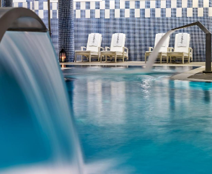 Foto de spa con piscina con cascadas y tumbonas del hotel H10 Estepona Palace
