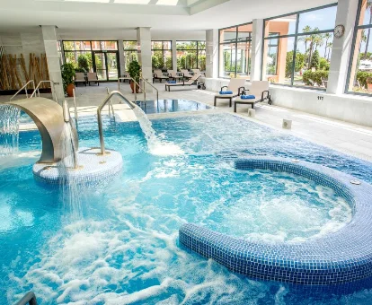 Foto del spa con piscina de hidromasaje cubierta del Hipotels Barrosa Palace & Spa 
