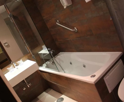 Foto de la bañera de hidromasaje que se encuentra en la Habitación Doble Superior de la Hospedería de Cuenca

