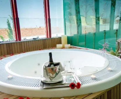Foto del jacuzzi con una copa de cava del hotel Hospedería Mirador de Llereda