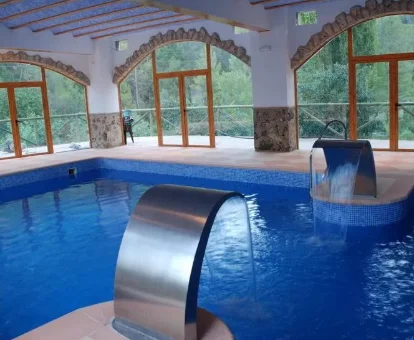 Foto del spa cin cascadas y vistas al jardñin del hotel Hospedería Río Zumeta Spa 

