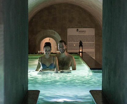 Foto de una pareja en la piscina del spa que se encuentra en el hotel Hospes Palacio del Bailio
