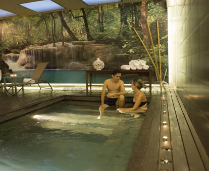 Foto de la piscina de hidromasaje cubierta que se encuentra en el spa del hotel Hospes Palau de La Mar
