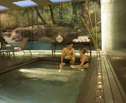 Foto de la piscina de hidromasaje cubierta que se encuentra en el spa del hotel Hospes Palau de La Mar 

