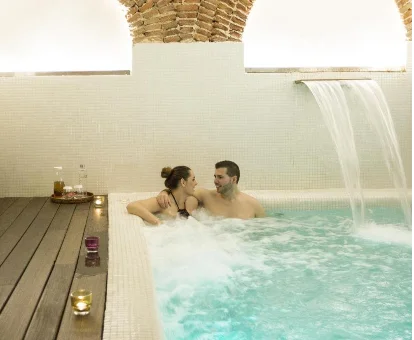 Foto del spa con cascada y chorros de agua, decorado con velas aromáticas que se encuentra en el hotel Hospes Puerta de Alcalá