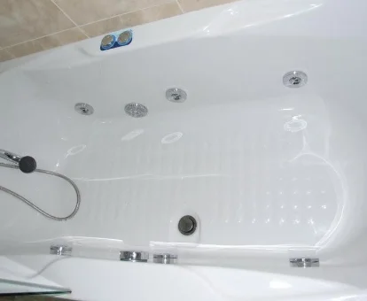 Foto de la bañera de hidromasaje de una de las habitaciones del Hostal Parador de los Galanes 

