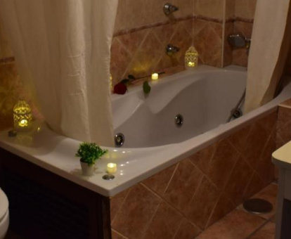 Foto de la bañera de hidromasaje privada que se encuentra en el Hostal Rural Molino Del Bombo
