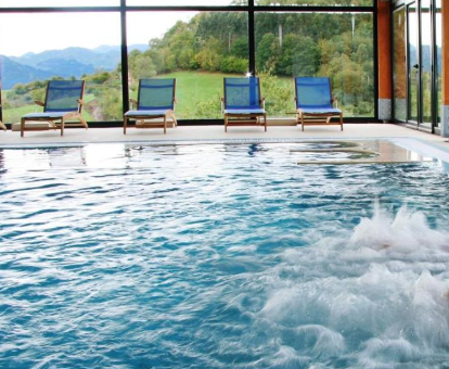 Foto de la piscina climatizada de interior con burbujas que se encuentra en el spa de la Hostelería de Torazo