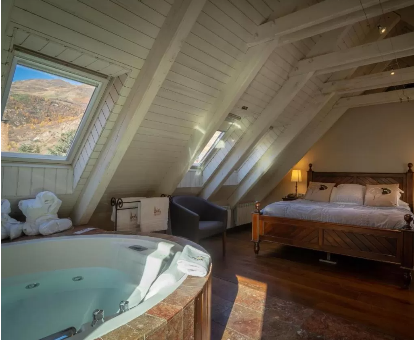 Foto de la habitación con bañera de hidromasaje privada cerca de la cama del Hotel & Spa Casa Irene