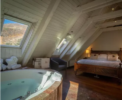 Foto de la habitación con bañera de hidromasaje privada cerca de la cama del Hotel & Spa Casa Irene