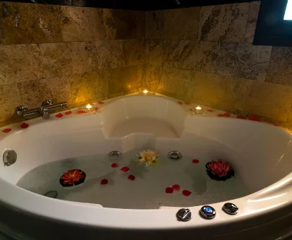 Foto de la bañera de hidromasaje que se encuentra en la habitación doble del Hotel & Spa Sierra de Cazorla 4* 
