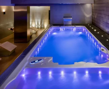 Foto de la piscina cubierta que se encuentra en el Hotel AC Baqueira Ski Resort, Autograph Collection