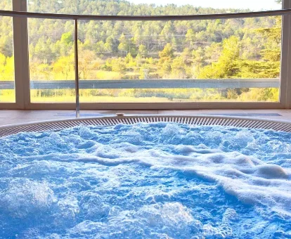 Foto del jacuzzi que se encuentra en el spa del Hotel Balneari OCA Rocallaura