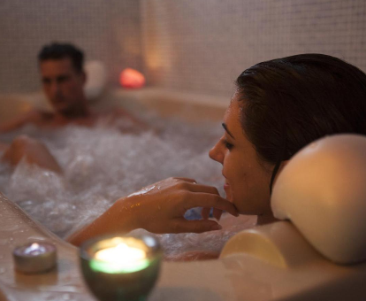 Foto de una pareja dándose un baño en el jacuzzi privado para dos personas del Hotel Balneario de la Concepción
