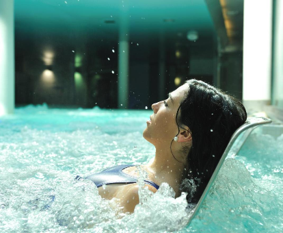 Foto de una chica en la piscina cubierta del spa que se encuentra en el Hotel Balneario La Hermida